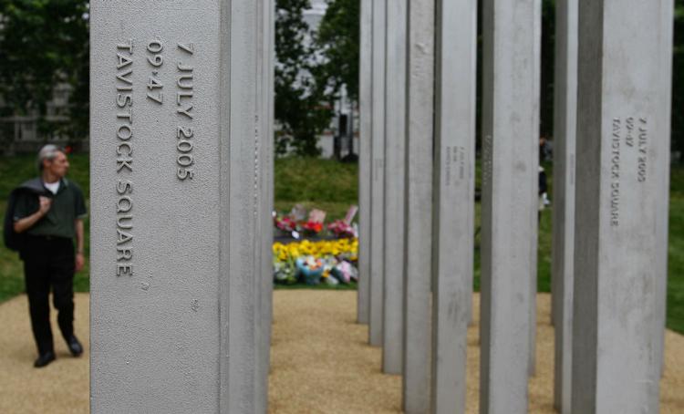Mindeceremoni. Paul Yarrow optrådte bl.a. i baggrunden på flere tv-indslag i forbindelse med markeringen af femåret for terrorbomberne i Londons undergrund 7. juli 2010. Manden på billedet er dog ikke Paul Yarrow. Arkivfoto. 