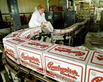 Skål. Tjekkerne holder fast i, at de har retten til navnet 'Budweiser'. Arkivfoto fra bryggeriet - altså det tjekkiske. 