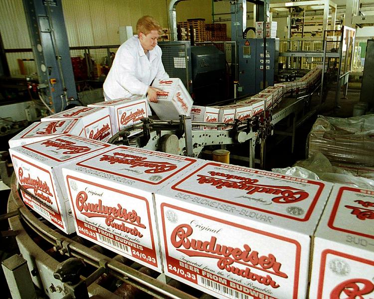 Skål. Tjekkerne holder fast i, at de har retten til navnet 'Budweiser'. Arkivfoto fra bryggeriet - altså det tjekkiske. 