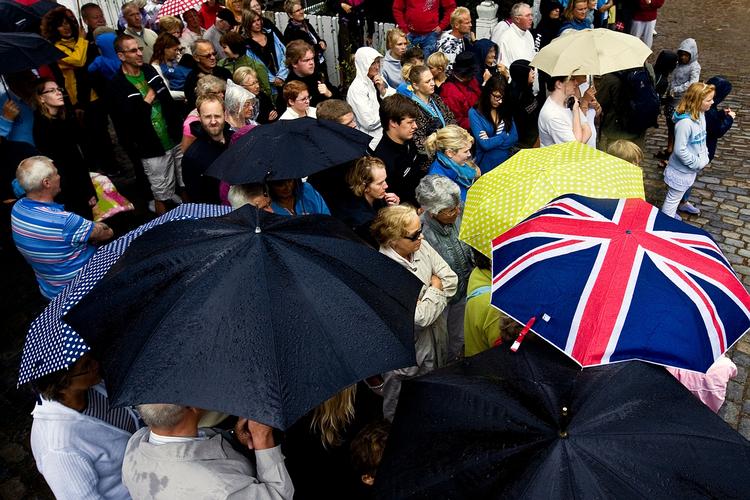Regentbesøgt. Regnens komme gik blandt andet ud over dronning Margrethe og prins Henriks besøg i Ribe i dag. 