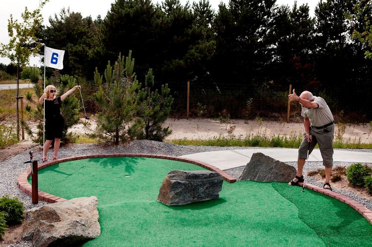 Pletskud. Jubel på golfbanen da bolden perfekt triller i hul. Foto: Thomas Borberg 