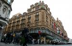 Penge. To af de mest luksuriøse biler i verden blev fastlåst foran stormagasinet Harrod's i London-kvarteret Chelsea. 