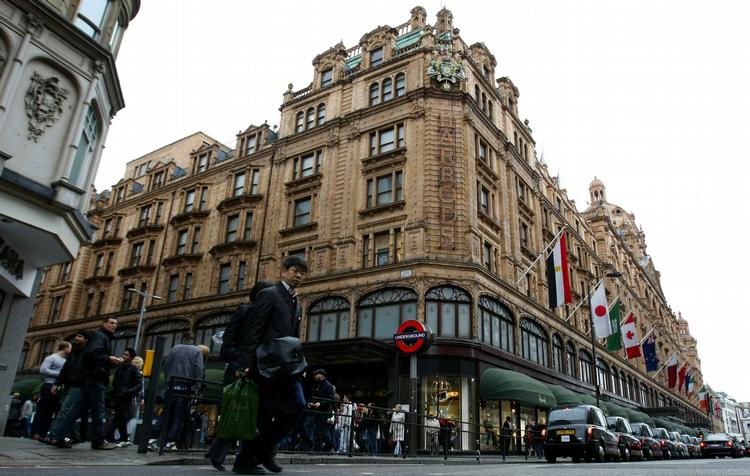 Penge. To af de mest luksuriøse biler i verden blev fastlåst foran stormagasinet Harrod's i London-kvarteret Chelsea. 