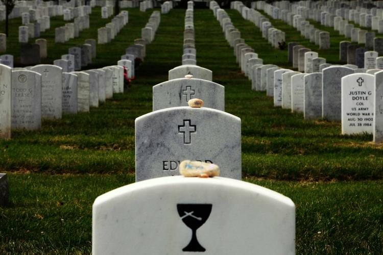 Rod. Op mod 6.000 gravsten kan være blevet forbyttet eller mangler markeringer på soldaterkirkegården Arlington National Cemetery. 