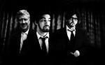 Det er livets vemodige understrøm, der farver 'Dark Night Of The Soul'. Den nu afdøde sangskriver Sparklehorse (th.) og producer Danger Mouse’ (i midten) projekt har været længe undervejs. Filminstruktør David Lynch (tv.) har leveret de visuelle fortællinger. 