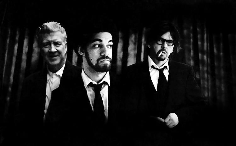 Det er livets vemodige understrøm, der farver 'Dark Night Of The Soul'. Den nu afdøde sangskriver Sparklehorse (th.) og producer Danger Mouse’ (i midten) projekt har været længe undervejs. Filminstruktør David Lynch (tv.) har leveret de visuelle fortællinger. 