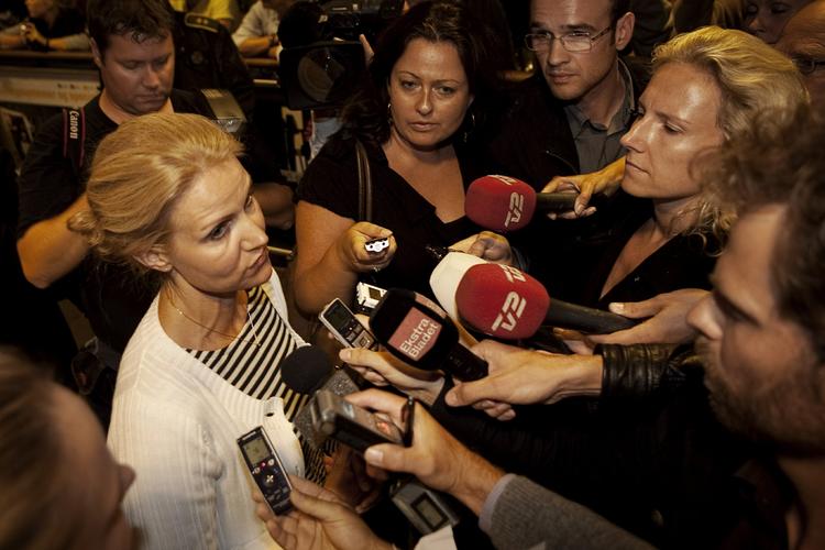Hjemvendt. Pressekorpset dannede et menneskehav omkring S-formanden. 