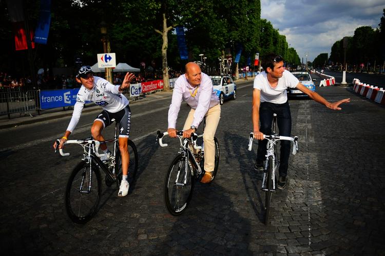 Farvel. Forleden tog Saxo-trioen afsked med Tour de France, og ved sæsonens slutning siger Andy og Fränk Schleck også farvel til Bjarne Riis. 