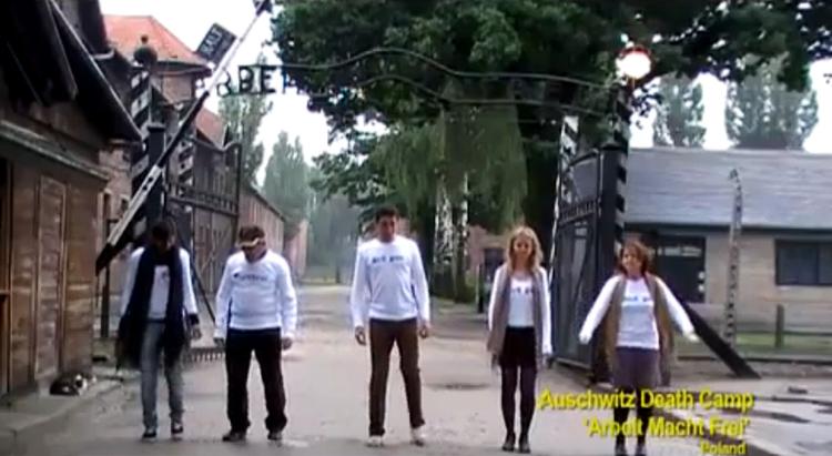 Survivors. »Did you think I'd crumble, did you think I'd lay down and cry«, synger Gloria Gaynor mens familien Korman danser foran Auschwitz.