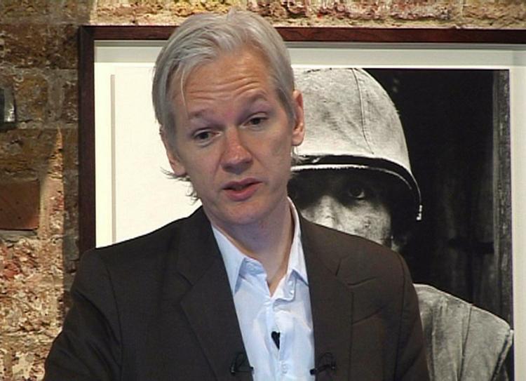 Modangreb. Hjemmesiden Wikileaks grundlægger, Julian Assange, mener ikke, at der er beviser for, at nogen er blevet dræbt som konsekvens af de lækkede oplysninger fra Afghanistan-krigen. 