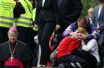 Tragedie. Følelserne fik frit løb, da Duisburg lagde kirke og stadion til mindehøjtid for ofrene for Love Parade-tragedien. Arkivfoto. 