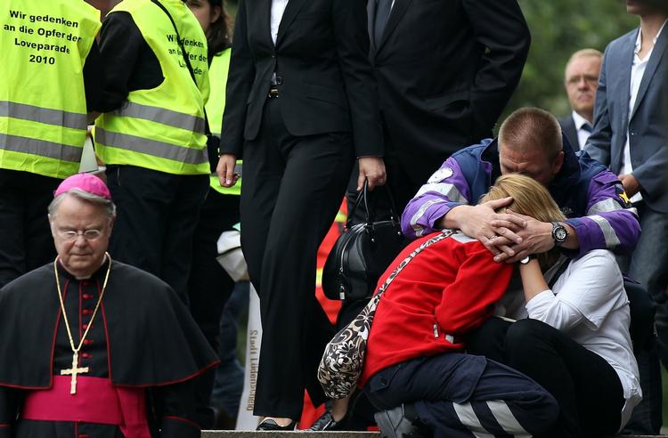 Tragedie. Følelserne fik frit løb, da Duisburg lagde kirke og stadion til mindehøjtid for ofrene for Love Parade-tragedien. Arkivfoto. 