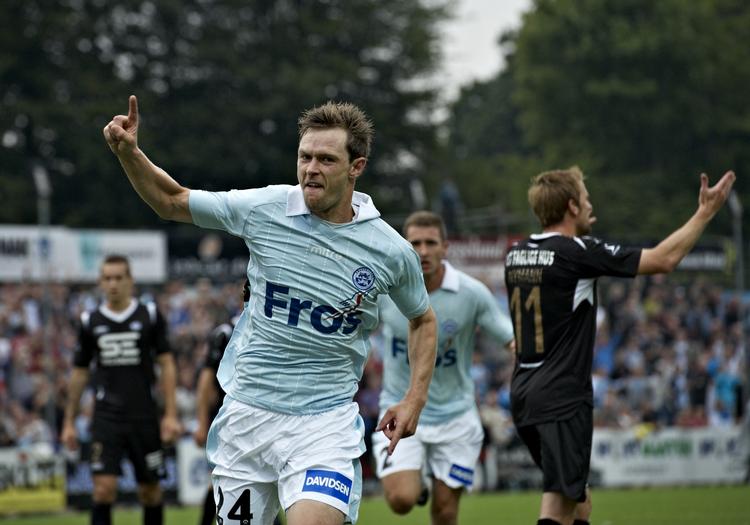 KANONKUGLE. Henrik Bødker grundlagde SønderjyskEs sejr med hårdt langskudsmål. 