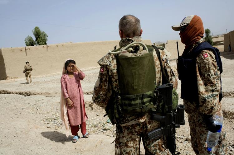 UDSTYR. Hold 10 i Afghanistan venter på deres våben, der ikke er nået frem på grund af manglende tilladelser. 