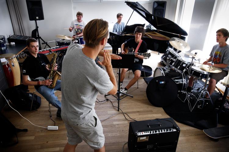 Mere. S-forslaget skal blandt andet sikre, at de socialt dårligst stillede får større del i de kulturelle goder. 