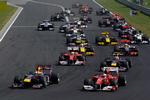 Baghjul. Mark Webber (2. række til højre) kom forbi sin holdkammerat  og Ferrarieren med Fernando Alonso. 
