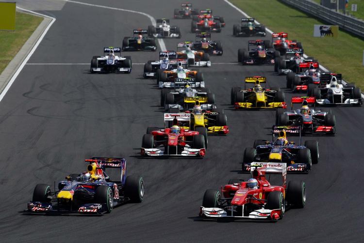 Baghjul. Mark Webber (2. række til højre) kom forbi sin holdkammerat  og Ferrarieren med Fernando Alonso. 