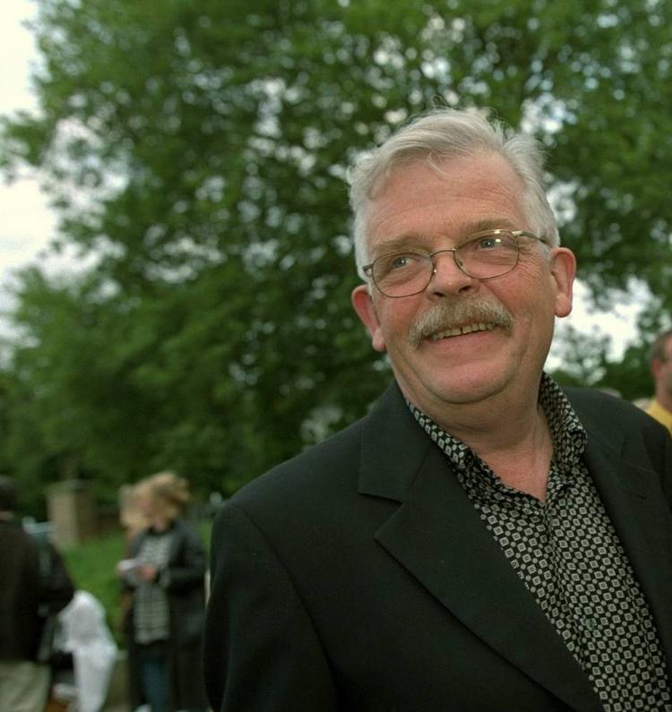 Fejring. En nøgtern humor støbt i et ukueligt, uhøjtideligt poetisk blik for verdens absurditeter præger Peter Poulsens nye digtsamling. 