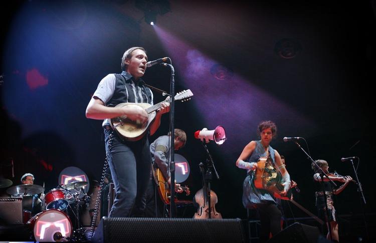 Fornemt.  De har næsten gjort det igen,  Arcade Fire, efter den formidable ’Neon Bible’.  Albummet ’The Surburbs’ er en mere sagtmodig resignation og  stilfærdig længsel. Men det fastholder gruppen som et af tidens vigtigste rockbands. 