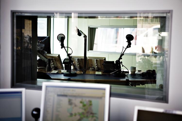 rørlæk. P1 Morgen kunne ikke sende fra studiet mandag morgen som følge af rørlæk i kølesystemet. Kølesystemet er nu atter på højkant. 