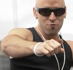 Alive. Den kristne familiefar, Kowalczyk, har  valgt at give los og lade lutter gode energier blæse ud over os(arkiv). 