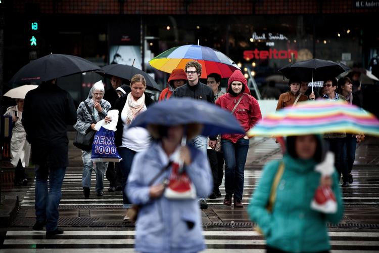 PARAPLYVEJR. Midt på ugen vil fronter ligge og vippe over Danmark og give en del regn. 