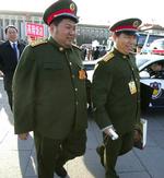 mao. Barnebarnet til Mao Tse-tung, Kinas forhenværende diktator, er blevet udnævnt til den yngste generalmajor nogensinde i Folkerepublikken Kina. her ses han så, 40-årige Mao Xinyu (tv). Billedet er taget i marts måned. 