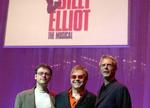 På billedet ses Sir Elton John i midten med manuskriptforfatteren Lee Hall til venstre. Kan succesen mon gentages? 