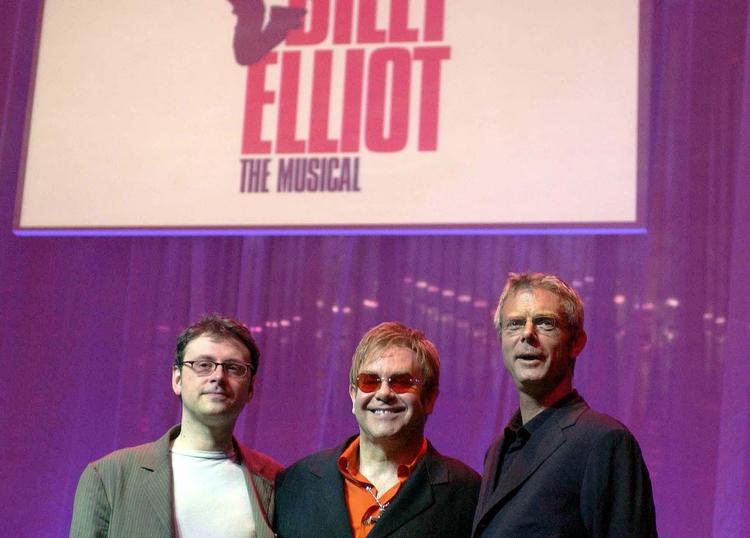 På billedet ses Sir Elton John i midten med manuskriptforfatteren Lee Hall til venstre. Kan succesen mon gentages? 