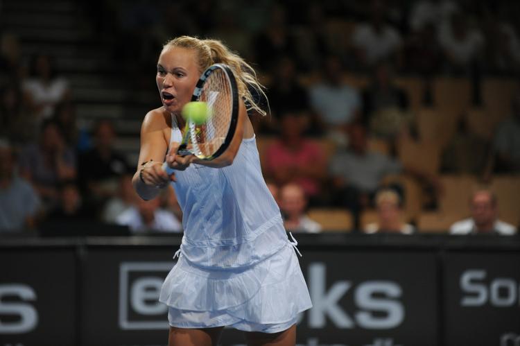 Derudaf. Caroline Wozniacki havde med makkeren Malou Ejdesgaard ingen problemer med at spille sig videre. 