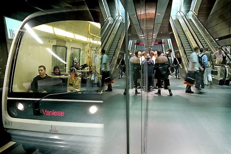 Københavns underjordiske metrostationer er ikke til at skelne fra hinanden. Er det en god idé af udsmykke dem med kunst - som i Malmø? 
