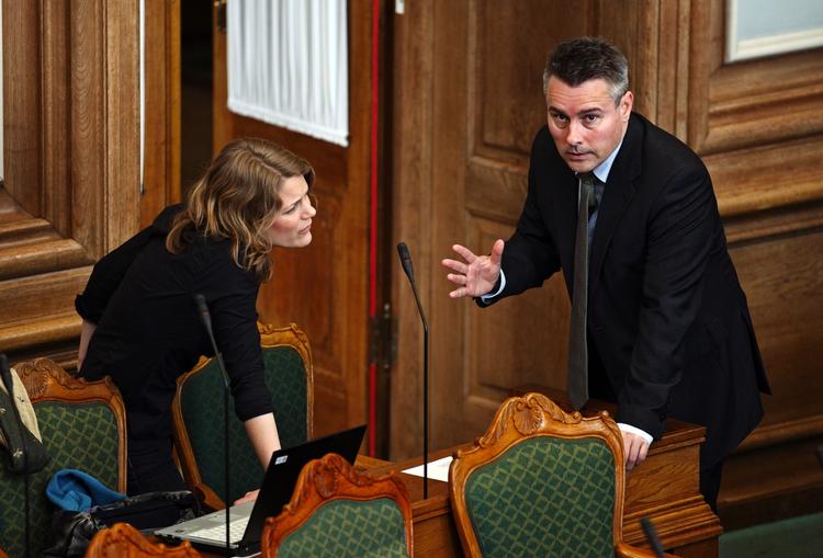 Uldent. Måske snakkes der konspirationsteorier. I hvert fald mener Socialdemokraternes Henrik Sass Larsen, at der skal graves dybt i regeringens ni år ved magten, hvis det politiske kort ser rødt ud efter det kommende valg. 