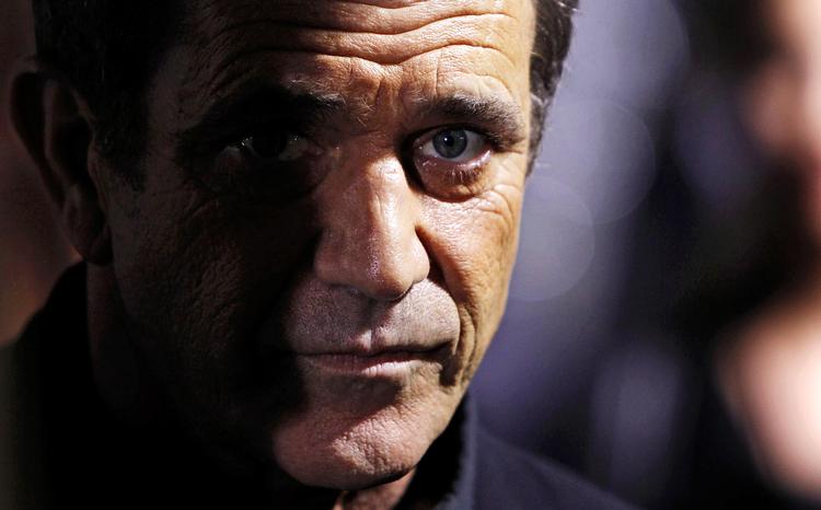 Deroute. Mel Gibson blev skilt i august 2009, og senere på året fik han en datter med sin nye kæreste, modellen Oksana Grigorieva. Hende er han siden raget gevaldigt uklar med. 
