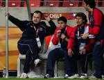 rekordtræner. Hvis Marcelo Bielsa (tv.) fuldfører sin kontrakt som landstræner i Chile, vil han have siddet på posten i otte år. 