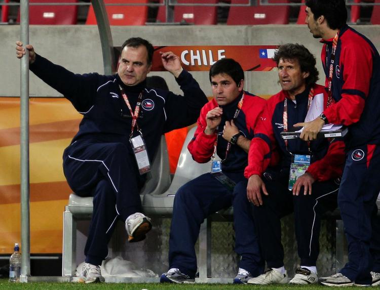 rekordtræner. Hvis Marcelo Bielsa (tv.) fuldfører sin kontrakt som landstræner i Chile, vil han have siddet på posten i otte år. 