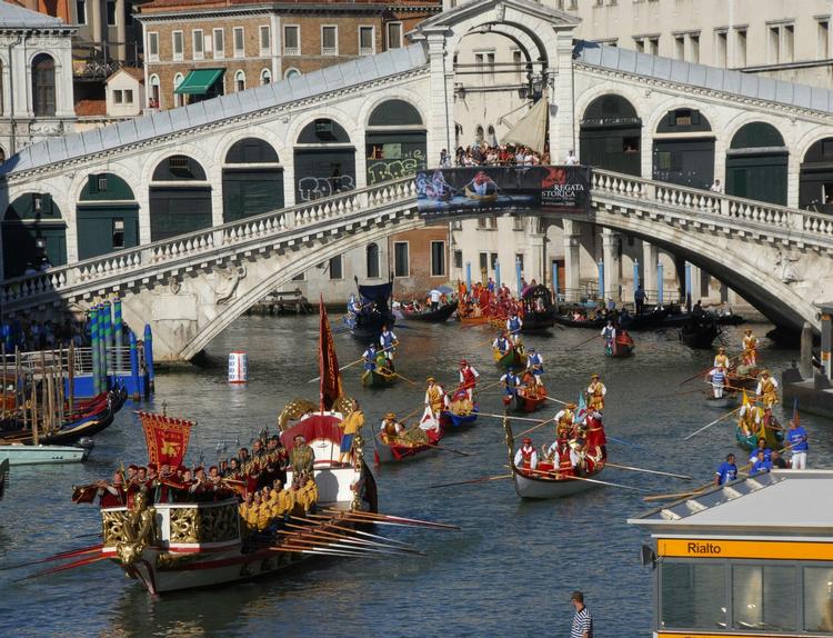 Hollywood. De amerikanske film har stort spillerum på årets Venedig festival. Her foto fra en regatta i Venedig sidste efterår. 