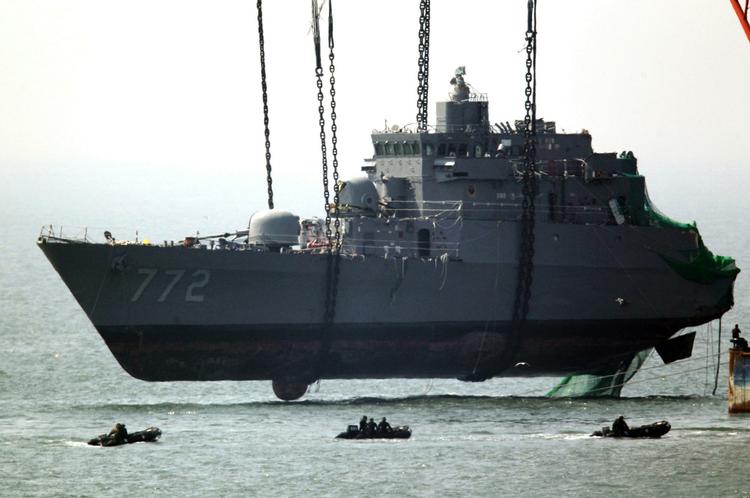 torpedoangreb. Det sydkoreanske krigsskib Cheonan, der blev sænket i marts efter et torpedoangreb, som Nordkorea siden har fået skylden for. Sænkningen har øget spændingen mellem Sydkorea og Nordkorea. I denne uge afholder Sydkorea en flådeøvelse, der strækker sig over fem dage. Arkivfoto. 