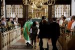 Kravet om at kunne følge med i præstens prædiken eller sidde i andægtig ro uden barneskrål og småpludren er også udbredt blandt folkekirkens medlemmer. Arkiv 