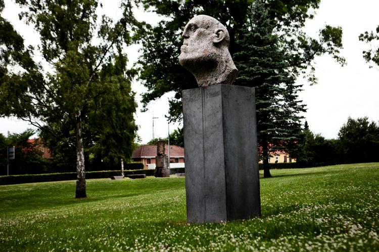 Thomas Kadziolas uproviensielle granithoved virker på stor afstand. 