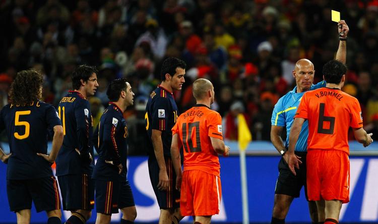kortshow. Fjorten gange hev Howard Webb det gule kort op af lommen under VM-finalen mellem Spanien og Holland. Arkivfoto. 
