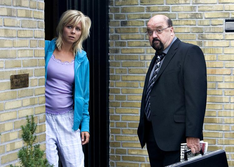 Lulu. TV-serien 'Lulu og Leon' om damefrisøren Lulu og hendes kriminelle mand med Lene Maria Christensen og Lars Brygmann i hovedrollerne er produceret med støtte fra public service-puljen. Her en scene uden Leon (Lars Brygman), men med Lulu (Lene Maria Christensen) og Flemming Jensen. 