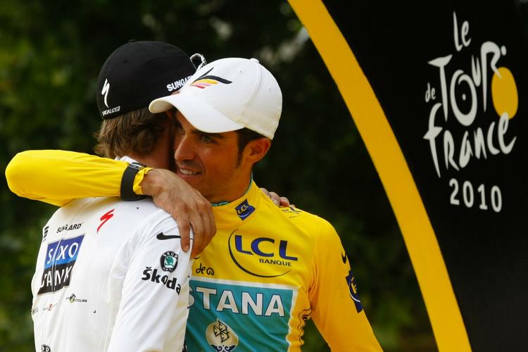 sKIFTEDAG. Alberto Contador giver sin rival Andy Schleck et kram efter de tre ugers strabadser på de franske landeveje. Arkivfoto. 
