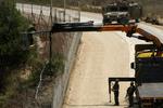 Skudveksling. Det var, efter at denne israelske soldat fældede et træ på den libanesiske side af grænse, at det kom til skudvekslinger, der dræbte tre personer. 
