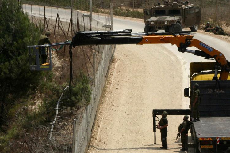 Skudveksling. Det var, efter at denne israelske soldat fældede et træ på den libanesiske side af grænse, at det kom til skudvekslinger, der dræbte tre personer. 