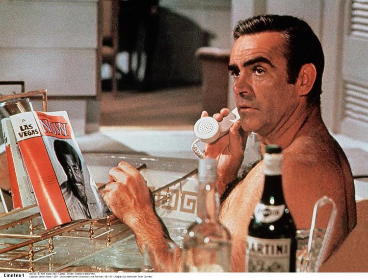 klassiker. 'Diamanter varer evigt' fra 1971 med Sean Connery i roilen som Bond, som her fører en telefonsamtale fra badekarret. 
