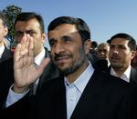 Attentat. Irans præsident Ahmadinejad var mål for en bombe men overlever. Arkivfoto. 