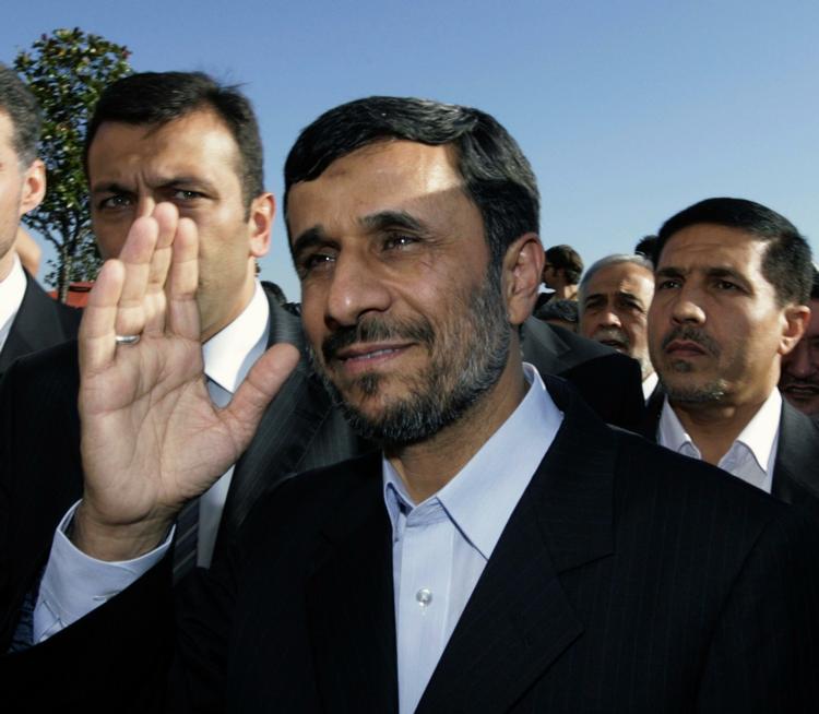 Attentat. Irans præsident Ahmadinejad var mål for en bombe men overlever. Arkivfoto. 