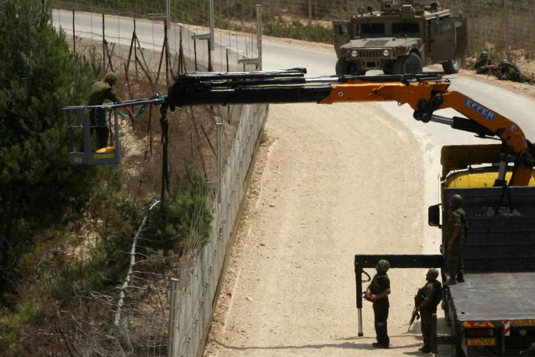 Trætoppes. Israelske soldater forsøgte at fælde et træ, og så brød helvede løs. Men nu slår FN fast, at israelerne var i deres gode ret til at fælde træet. 