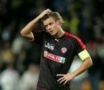 FCM-anfører Kristian Bak Nielsen tager ig til hovedet efter nederlaget. - Foto: Lars Poulsen 