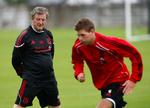ejerskab. Liverpools ny træner Roy Hodgson (tv) og holdets store profil Steven Gerrard ved endnu ikke, hvem der skal betale deres løn den kommende sæson. Her ses de under træning forud for kvalifikationskampen til Europa League mod FK Rabotnicki. 